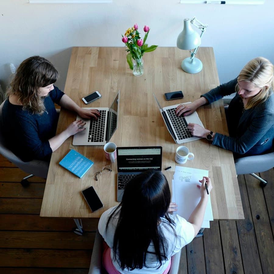 Equipe trabalhando com notebooks em uma mesa